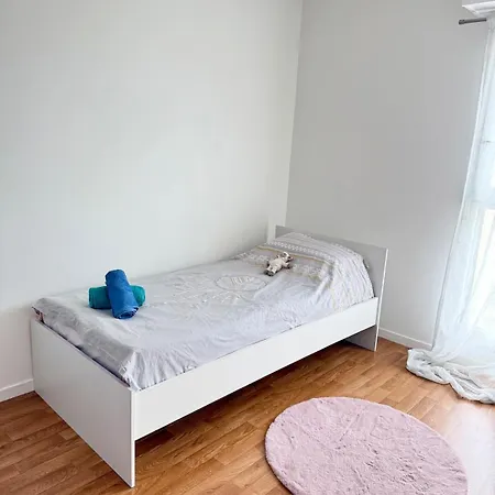 Bright With Terrace - 4 To 6 People